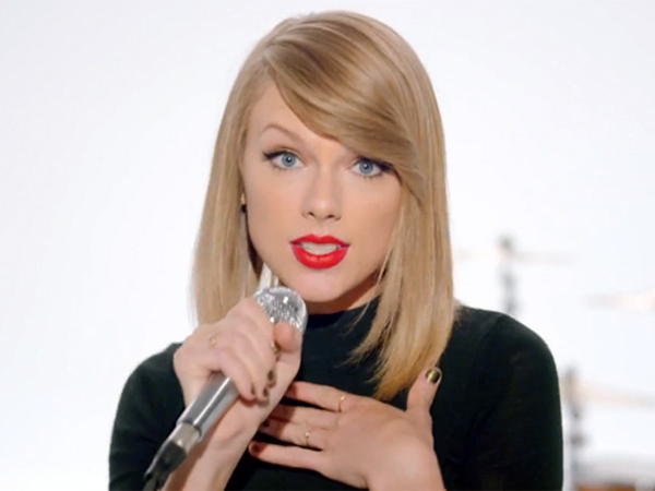 Taylor Swift Sita Ponsel Semua Kru Saat Syuting MV 'Shake It Off'?